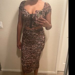 2-piece skirt and crop top set. Leopard print.